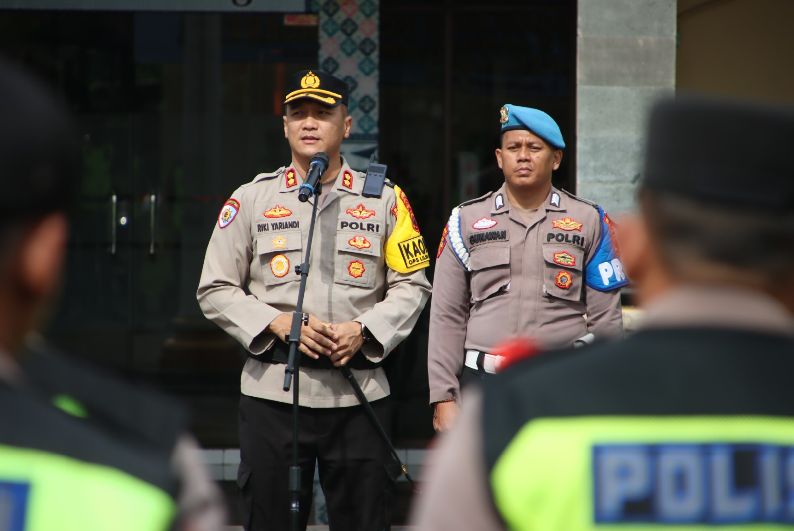 APEL -&nbsp;Kapolres Pekalongan Kota AKBP Riki Yariandi, saat memimpin apel&nbsp;kesatuan pengamanan&nbsp;mudik Nataru, Jumat (2/1/2026).