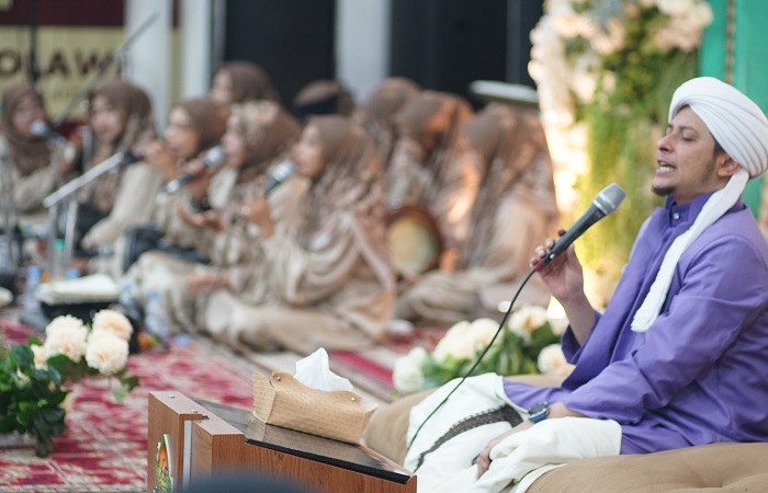 RINDU RASUL : Para jemaah perempuan Kota Pekalongan bersama Habib Rifqi Alaydrus melangitkan doa dalam peringatan Harlah ke-8 JSN dan Haul Habib Ja&rsquo;far Al-Kaff di Kanzus Sholawat Kota Pekalongan.