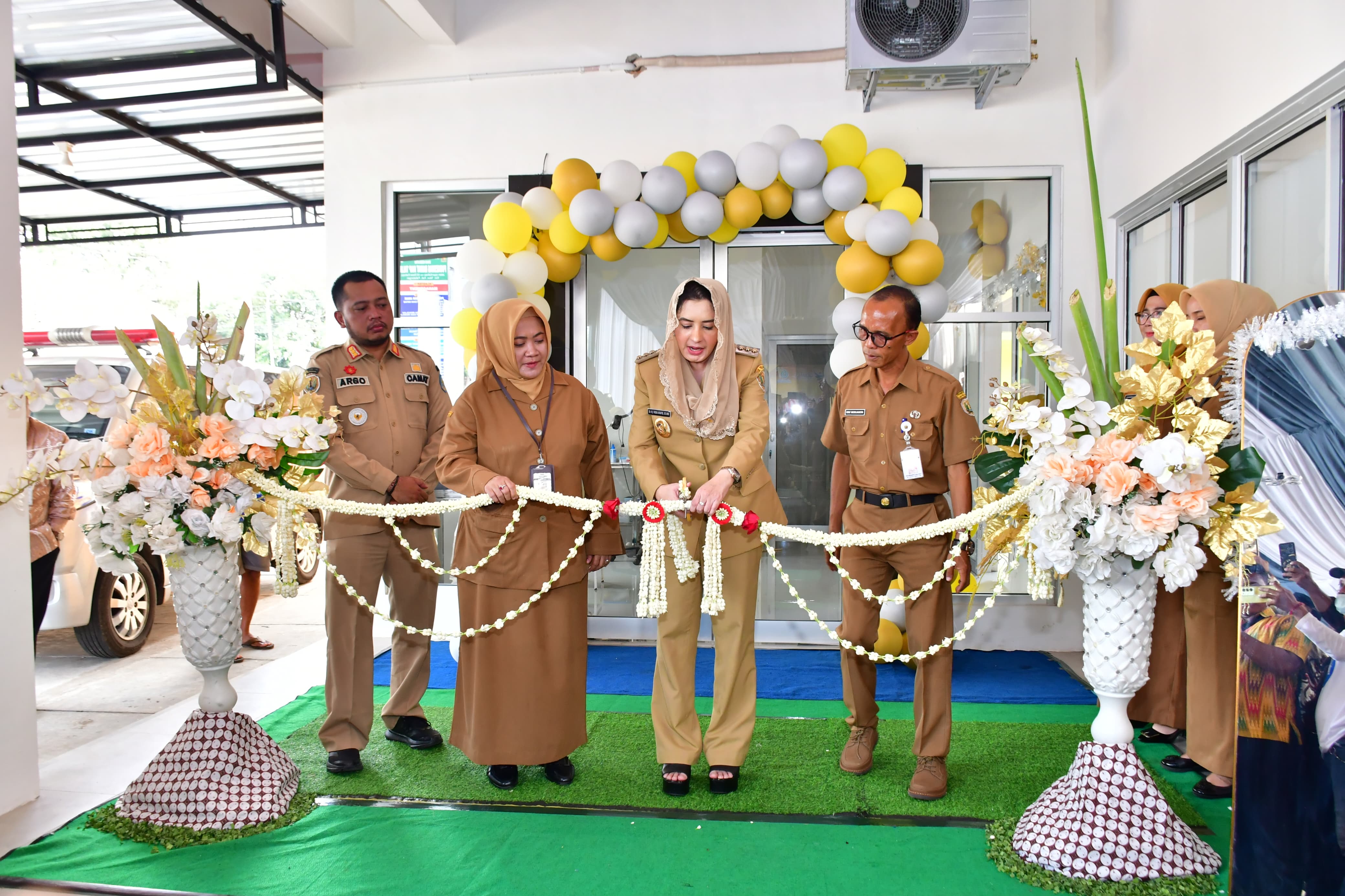LAYANAN KESEHATAN: Bupati Pekalongan Fadia Arafiq saat meresmikan gedung rawat inap Puskesmas Talun, Selasa (30/12/2025) lalu.