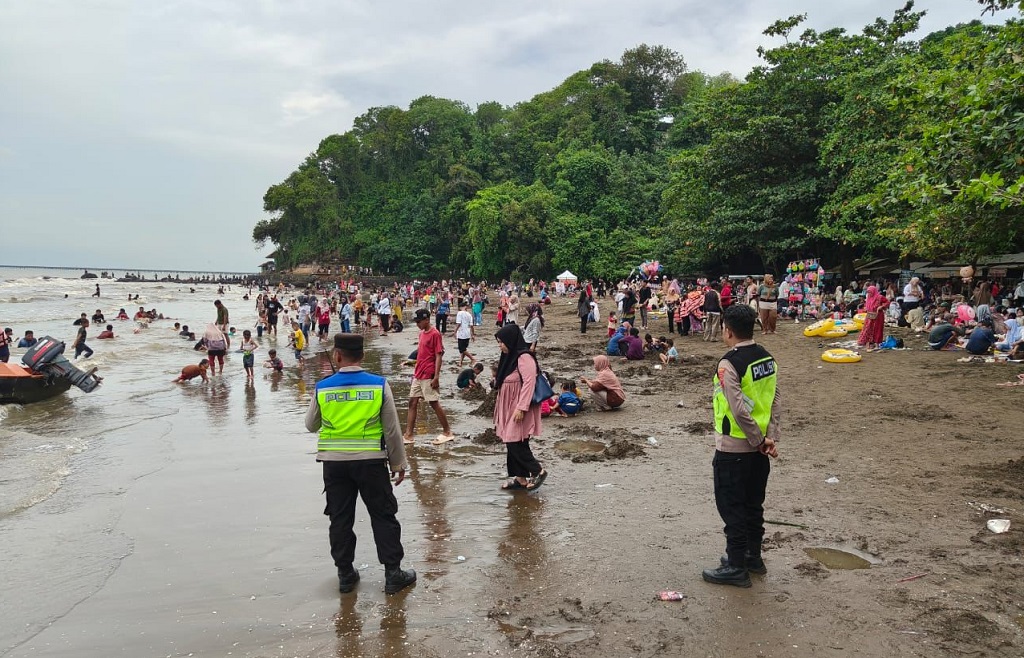 LIBURAN: Suasana Pantai Ujungnegoro yang dipadati wisatawan.