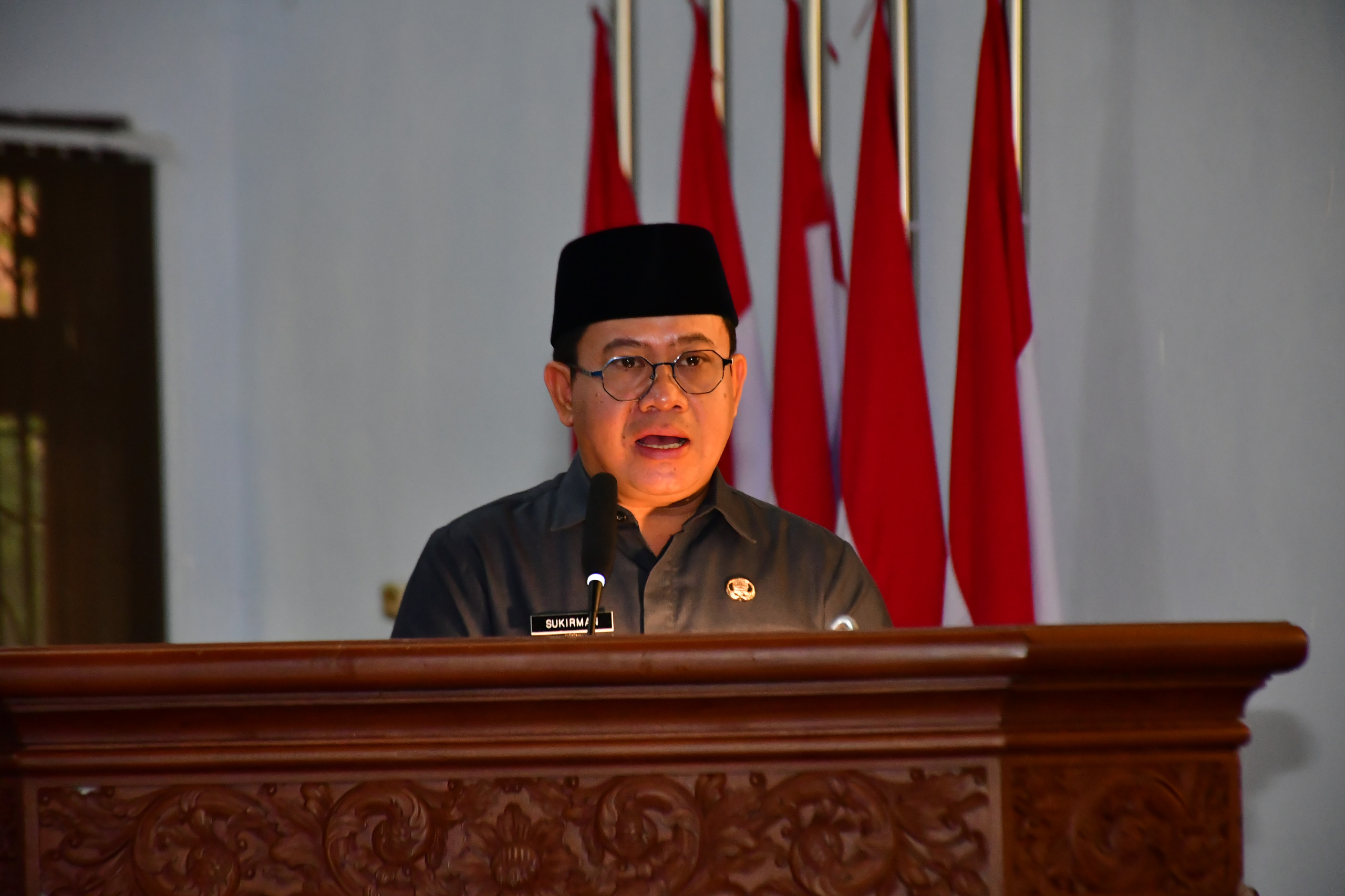 PARIPURNA: Wabup Pekalongan Sukirman saat membacakan pendapat Bupati terkait Raperda Perlindungan Cagar Budaya, Rabu (31/12/2025).