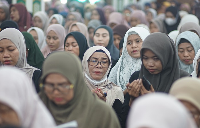 KHUSUK : Para jemaah perempuan Kota Pekalongan saat mahalul qiyam Maulid Nabi Muhammad SAW dalam peringatan Harlah ke-8 JSN dan Haul Habib Ja&rsquo;far Al-Kaff di Kanzus Sholawat Kota Pekalongan.
