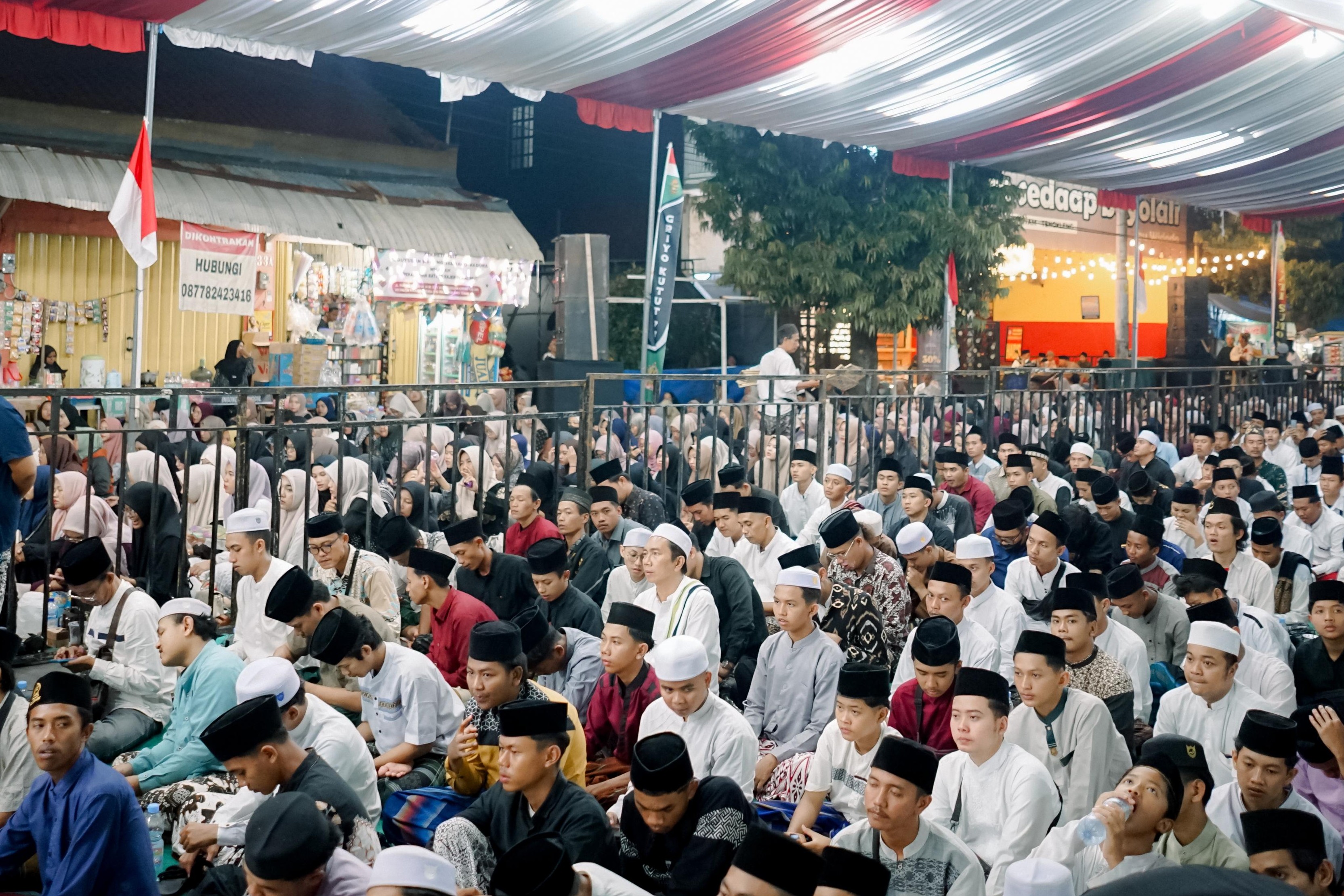 CINTA RASUL : Jemaah tetap bertahan di tengah guyuran hujan dalam Maulid Nabi Muhammad SAW bersama Majelis Az-Zahir pada Harlah ke-8 JSN dan Haul ke-5 Habib Ja