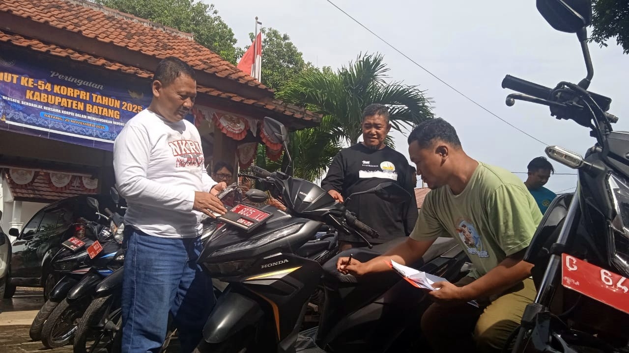 RUSAK: Proses pengecekan kendaraan bermotor di halaman kantor dinas kelautan dan perikanan Kabupaten Batang.