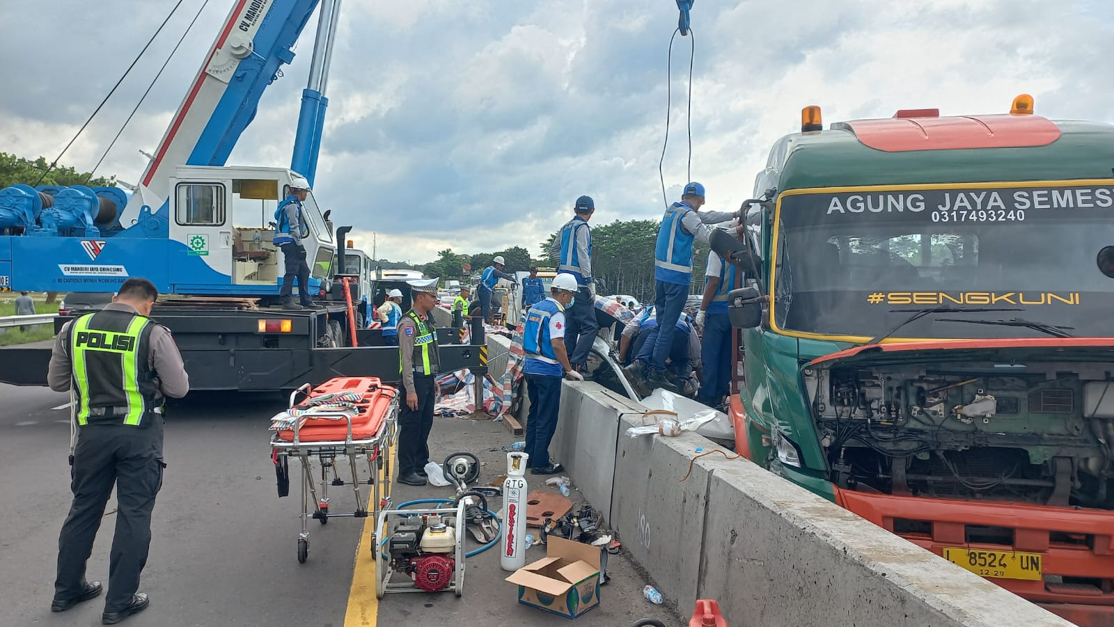 LAKA: Petugas saat melakukan evakuasi para korban di TKP.