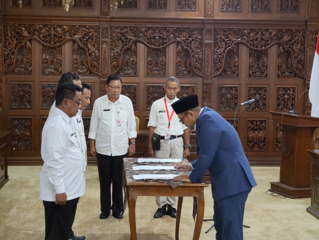 PELANTIKAN: Bupati Batang M Faiz Kurniawan saat melantik para pejabat di lingkungan Pemda Batang beberapa waktu lalu.