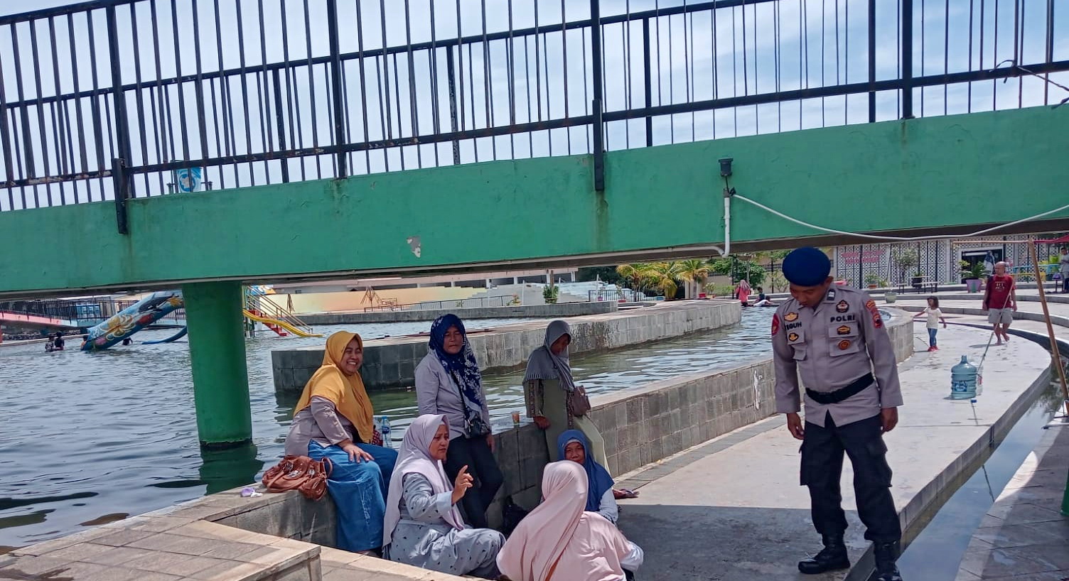 SAPA PENGUNJUNG  - Anggota Polres Pekalongan Kota saat menyapa pengunjung di TWL Pasir Kencana, saat libur Nataru 2026.