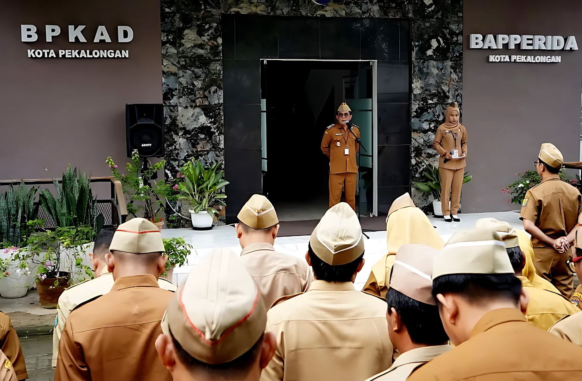 APEL - Sekda Kota Pekalongan Nur Priyantomo saat memimpin Apel perdana ASN di tahun 2026, di halaman kantor BPKAD setempat, Senin (5/1/2026).