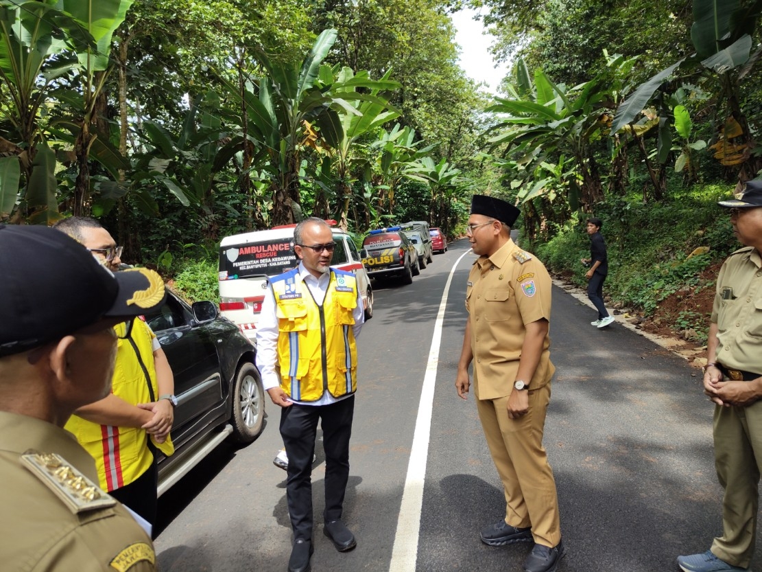 PEMBANGUNAN: Bupati Batang M Faiz Kurniawan bersama Mukhamad Oki Isnaini, Staf Khusus Menteri Pekerjaan Umum (PU) meninjau jalan Banyuputih - Kedawung yang rampung diperbaiki.