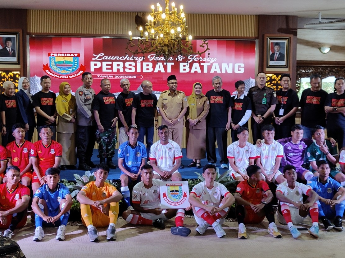 BERSIAP: Para pemain Persibat dan manajemen saat dikenalkan ke publik.