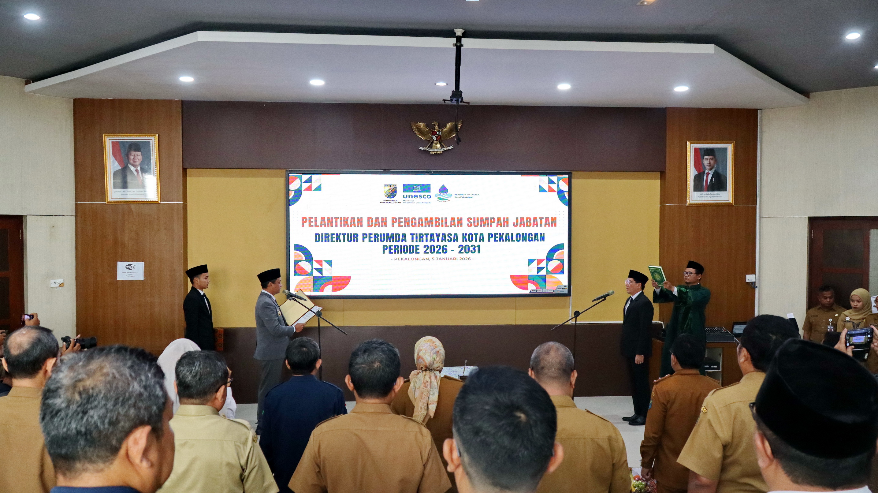 LANTIK - Walikota Aaf saat melantik Direktur Perumda Tirtayasa, disaksikan kepala OPD dan perwakilan PDAM pantura, di ruang Buketan, Senin (5/1/2026).