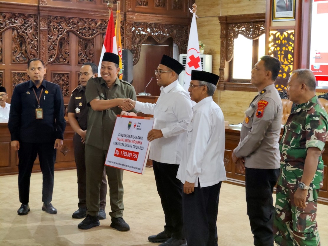 SERAH TERIMA: Bupati Batang M. Faiz Kurniawan menerima hasil bulan dana PMI dari Ketua DPRD Batang Suudi yang menjadi ketua pengumpulan.