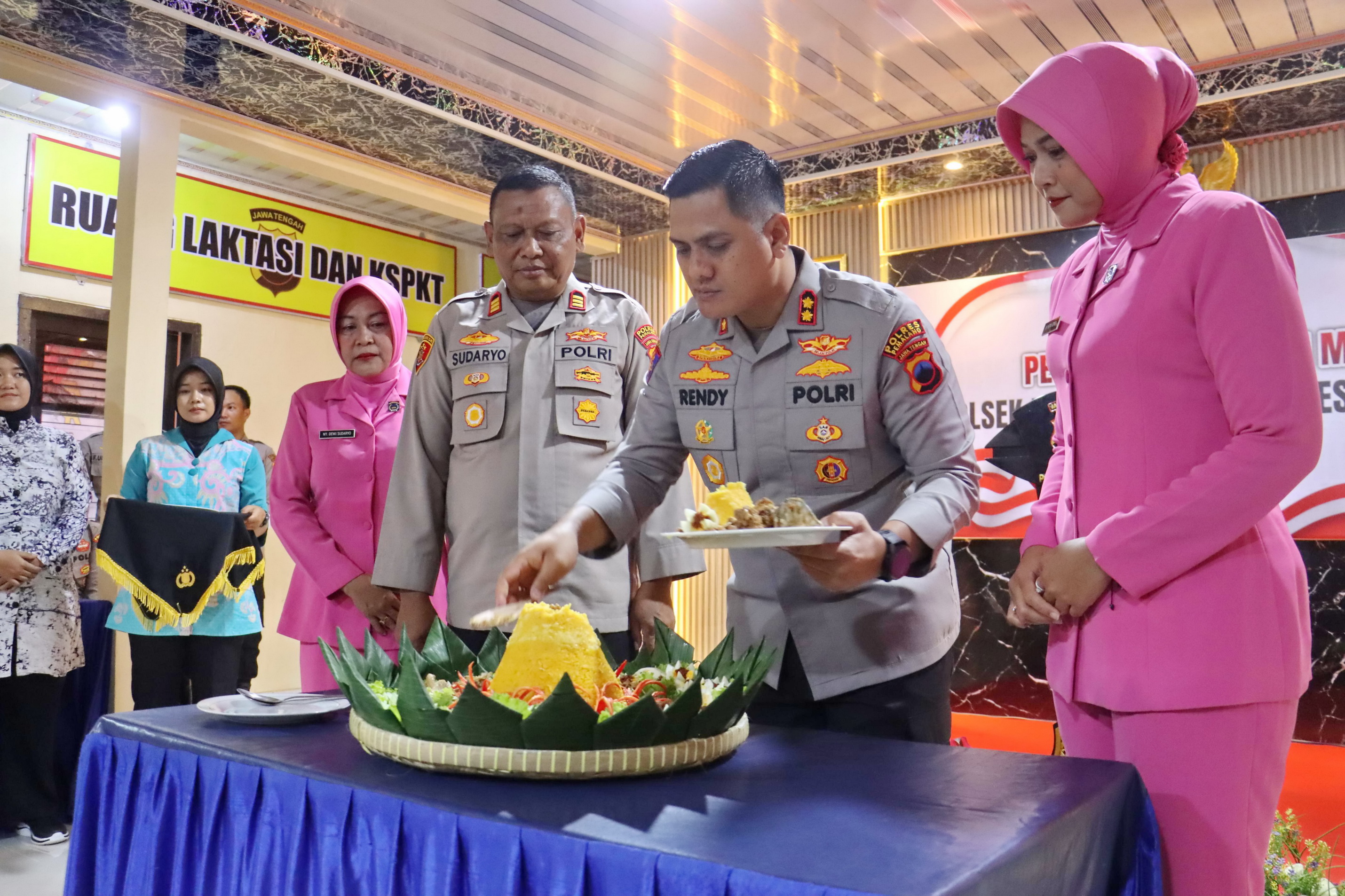 POTONG TUMPENG - Kapolres Pemalang, AKBP Rendy Setia Permana saat meresmikan Aula Wira Darma Adi Kara Polsek Randudongkal, Selasa (6/1/2026).