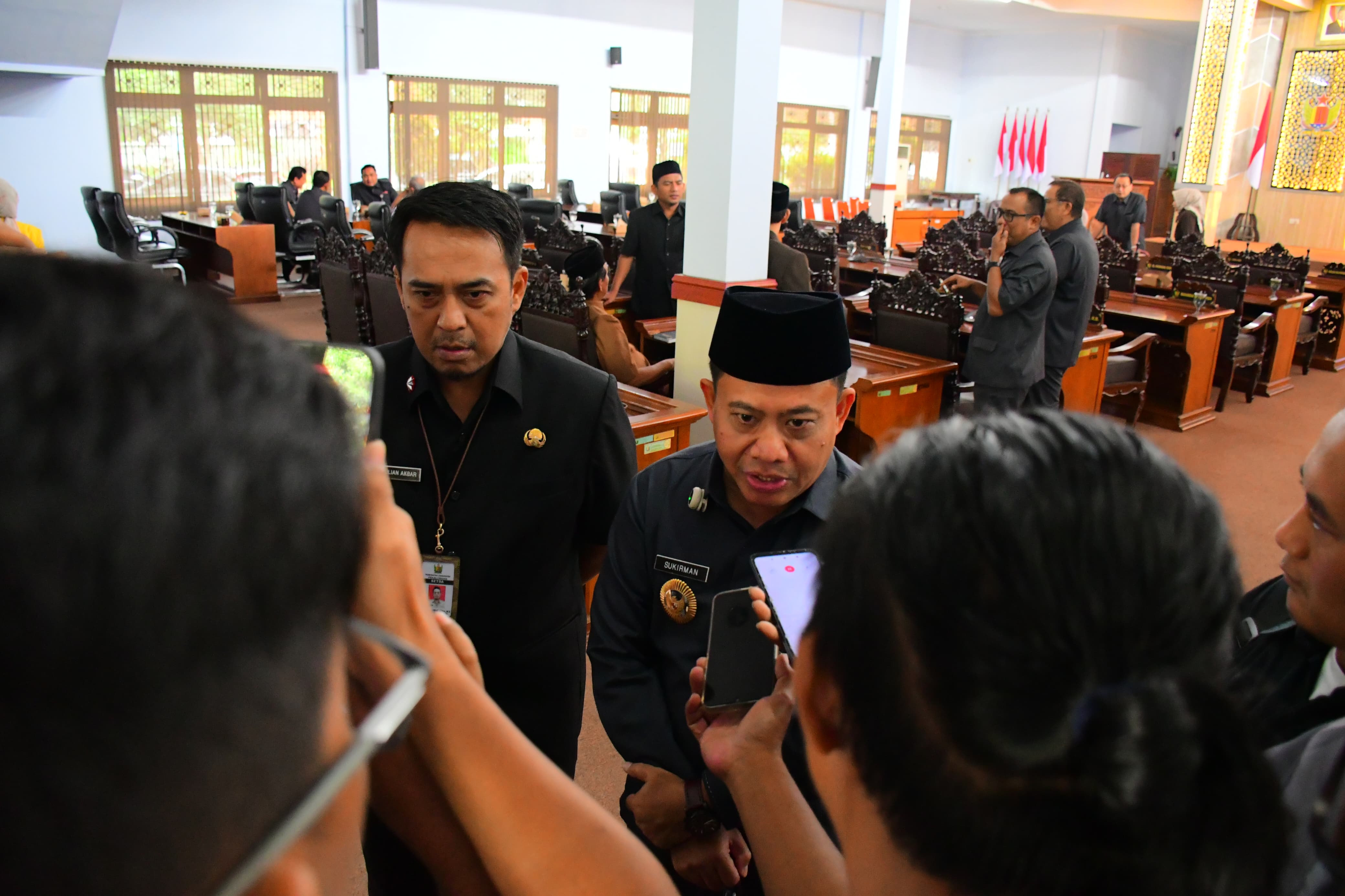 WAWANCARA: Wakil Bupati Pekalongan Sukirman dan Sekda M. Yulian Akbar saat memberikan statemen kepada awak media, Rabu (7/1/2025).
