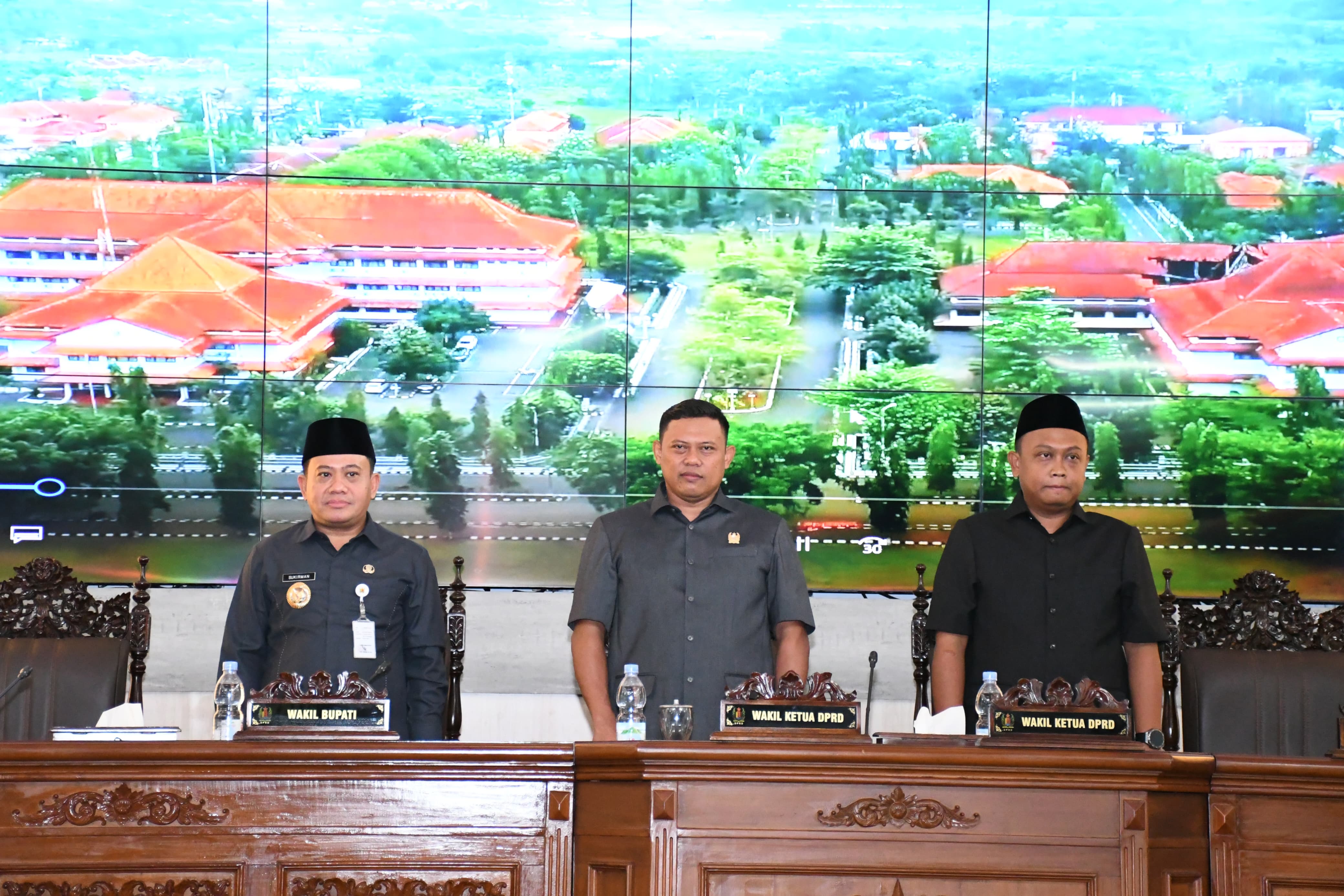 PARIPURNA: DPRD Kabupaten Pekalongan saat menggelar Rapat Paripurna membahas dua raperda inisiatif, Rabu (7/1/2026).