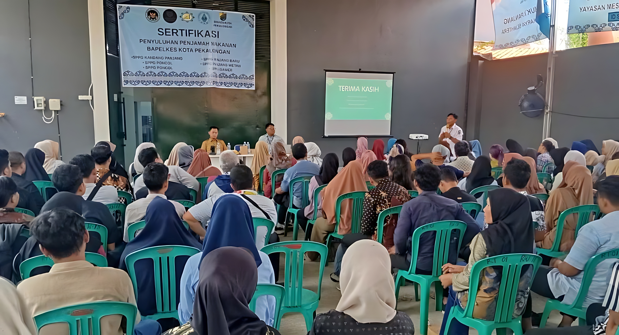 PELATIHAN &ndash; Sejumlah SPPG di Kota Pekalongan saat mengikuti pelatihan penjamah pangan, di SPGG Merak, Selasa (6/1/2026).