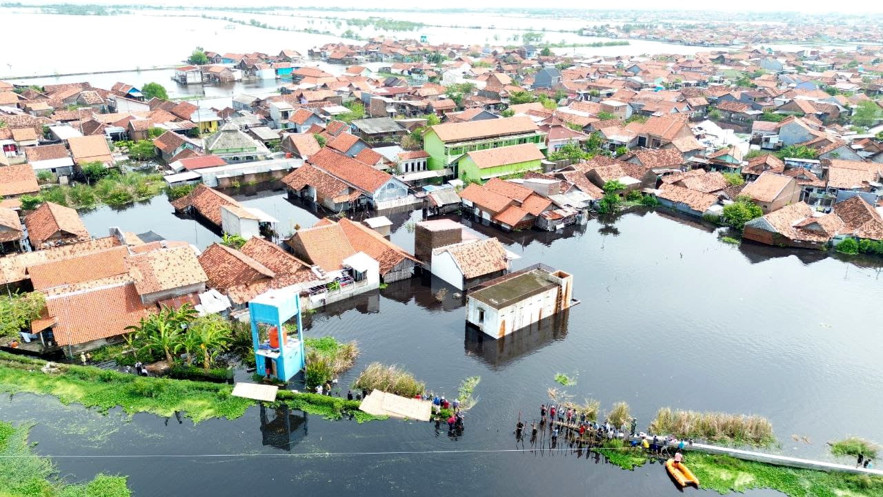PENAMPAKAN JEBOL - Lokasi tanggul jebol di Kelurahan Pabean Pekalongan Utara, Tampak dari udara, pada Selasa siang (7/1/2026).