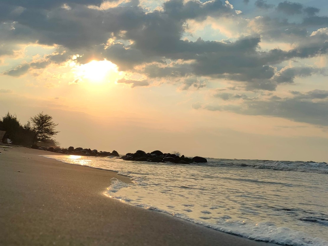 Indahnya golden sunset di Pantai Sigandu Batang.