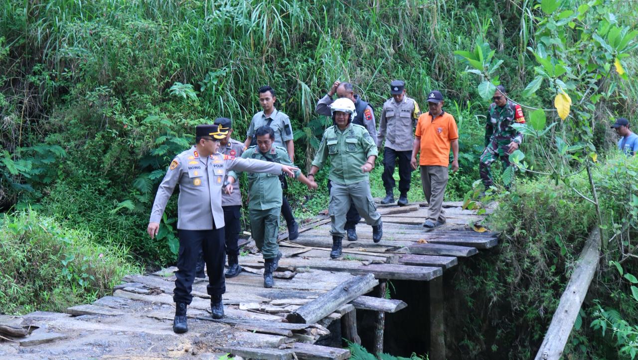 Kondisi jembatan sebelum diperbaiki, saat Kapolres Pekalongan AKBP Rachmad C. Yusuf berkunjung ke lokasi.