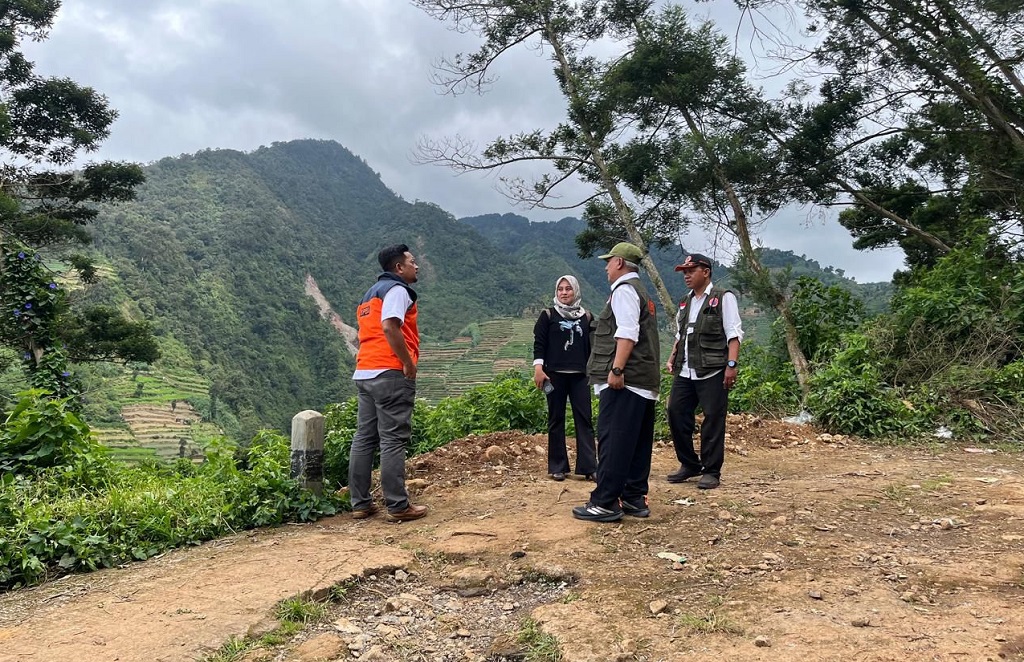 MENINJAU LOKASI: Kepala BPBD Batang Wawan Nurdiansyah saat meninjau langsung dampak tanah longsor di Desa Pranten, Kecamatan Bawang.