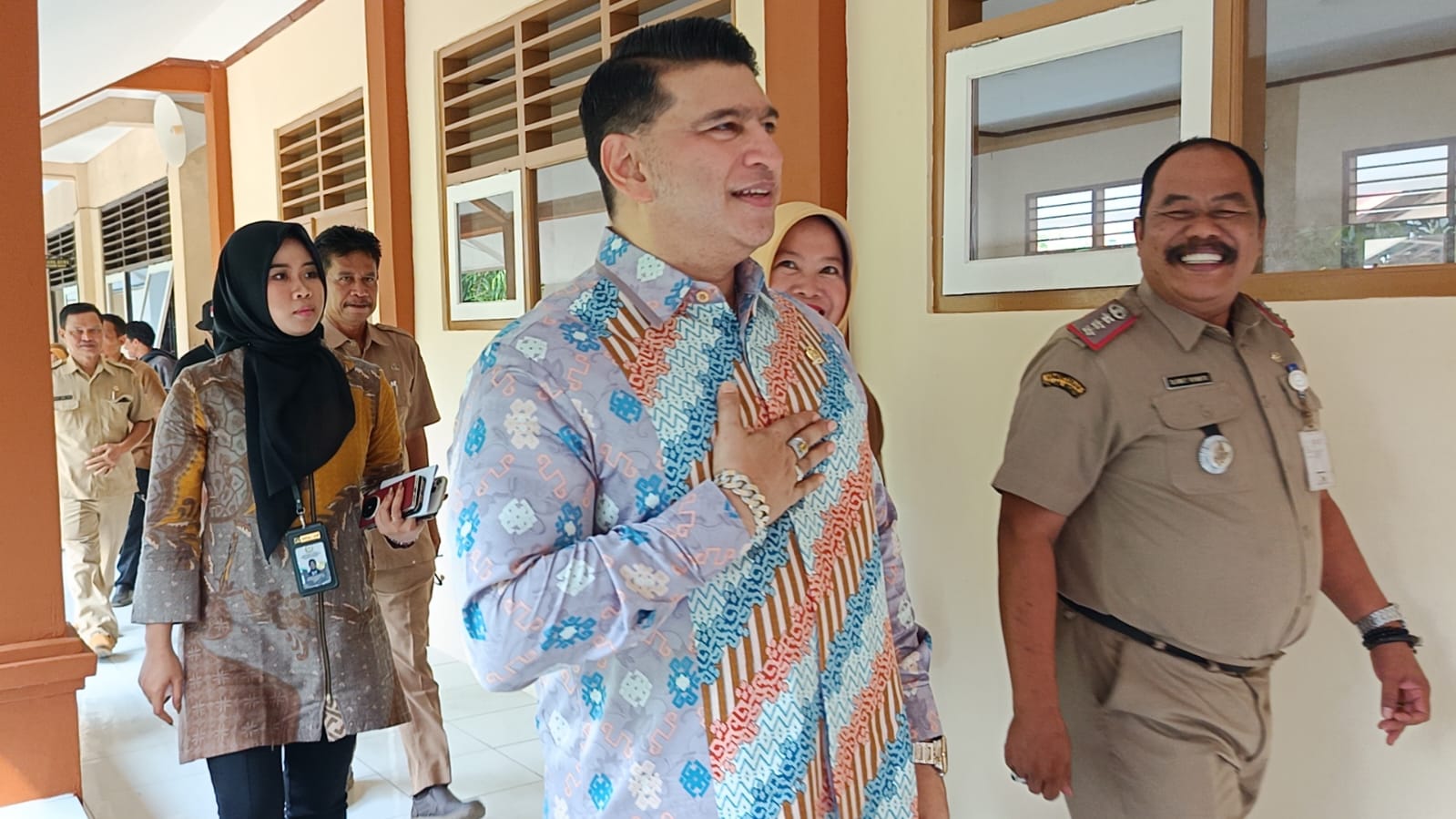 PENDIDIKAN: Anggota Komisi X DPR RI Ashraff Abu saat kunjungan kerja di SMPN 5 Sragi meninjau hasil rehabilitasi bangunan sekolah.