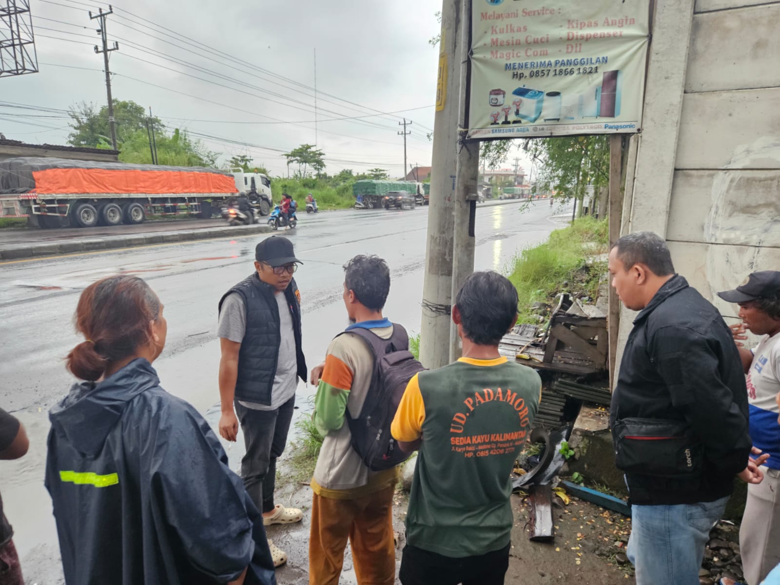 KEJADIAN: Polisi mendatangi lokasi kejadian buruh tewas tersengat listrik tiang PJU, Jalur Pantura, Wiradesa, Kabupaten Pekalongan.