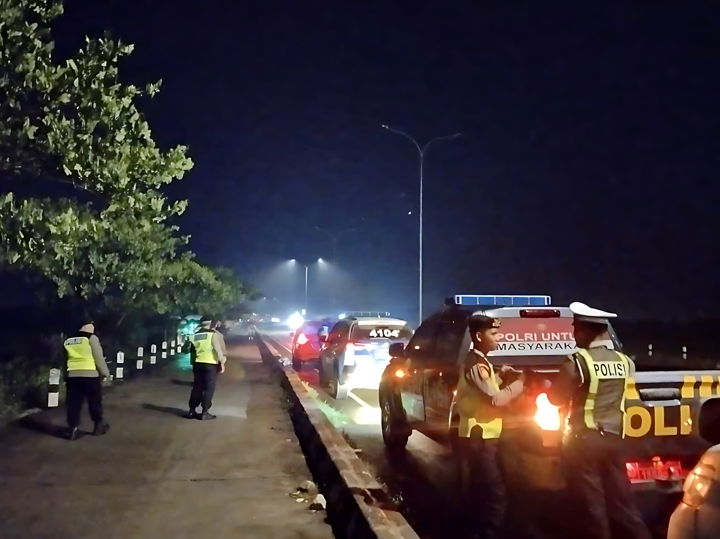 PANTAU - Anggota Polres Pekalongan Kota saat memantau exit Tol Setono, yang sering dijadikan ajang balap liar, pada Sabtu malam (10/1/2026).
