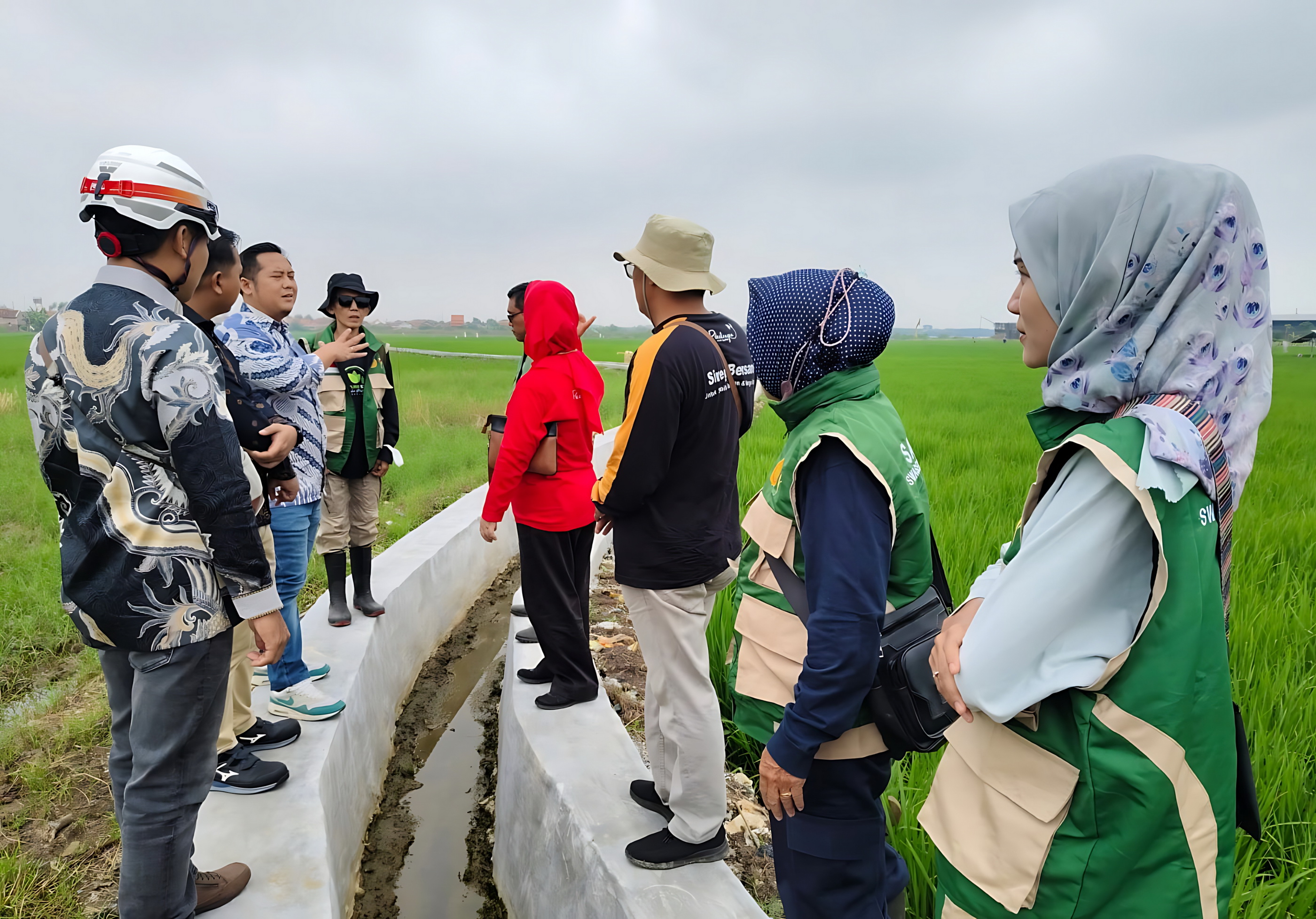 SURVEI &ndash; Tim PLN Pekalongan dan Dinperpa saat survey lahan eks rob di Degayu Pekalongan Utara yang akan diberikan teknologi listrik untuk membantu pengairan.