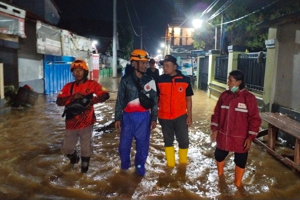 BANJIR: Kepala Pelaksana BPBD Batang, Wawan Nurdiansyah , saat meninjau lokasi banjir di Karangasem Utara.