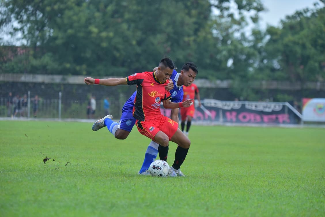 LIGA 4 JATENG: Suasana pertandingan Persibat di stadion Moh Sarengat.