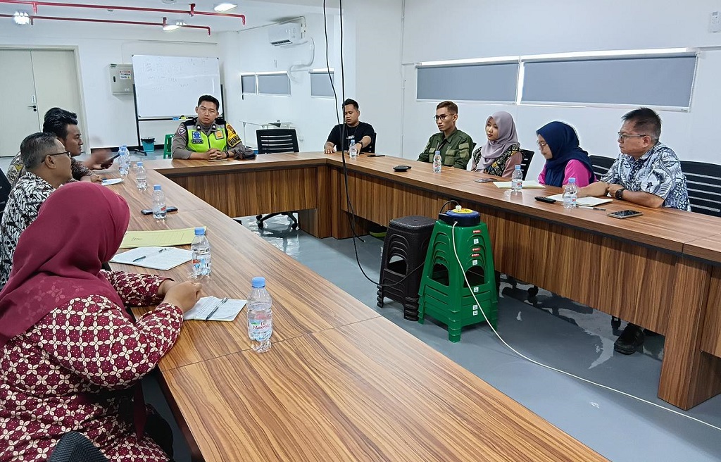 MEDIASI: Disnaker Batang saat menggelar rapat koordinasi dan klarifikasi dengan manajemen PT Yamani di Aula Disnaker setempat.