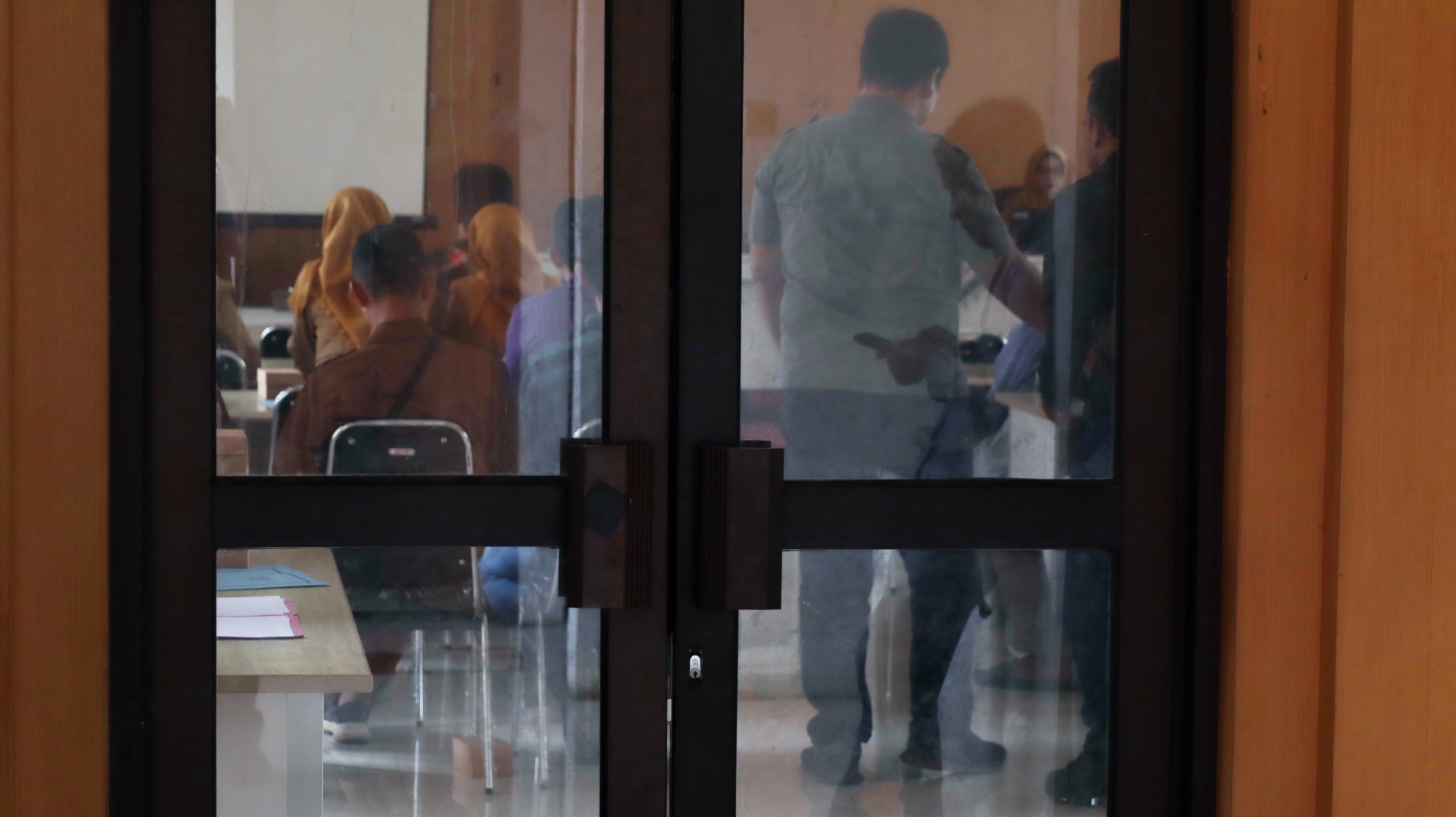 TERTUTUP - Pintu ruang aula Dindagkop dikunci dari dalam, saat audiensi&nbsp;antara pengurus KSPPS Minna Lana dan perwakilan anggota, pada Senin (12/1/2026).