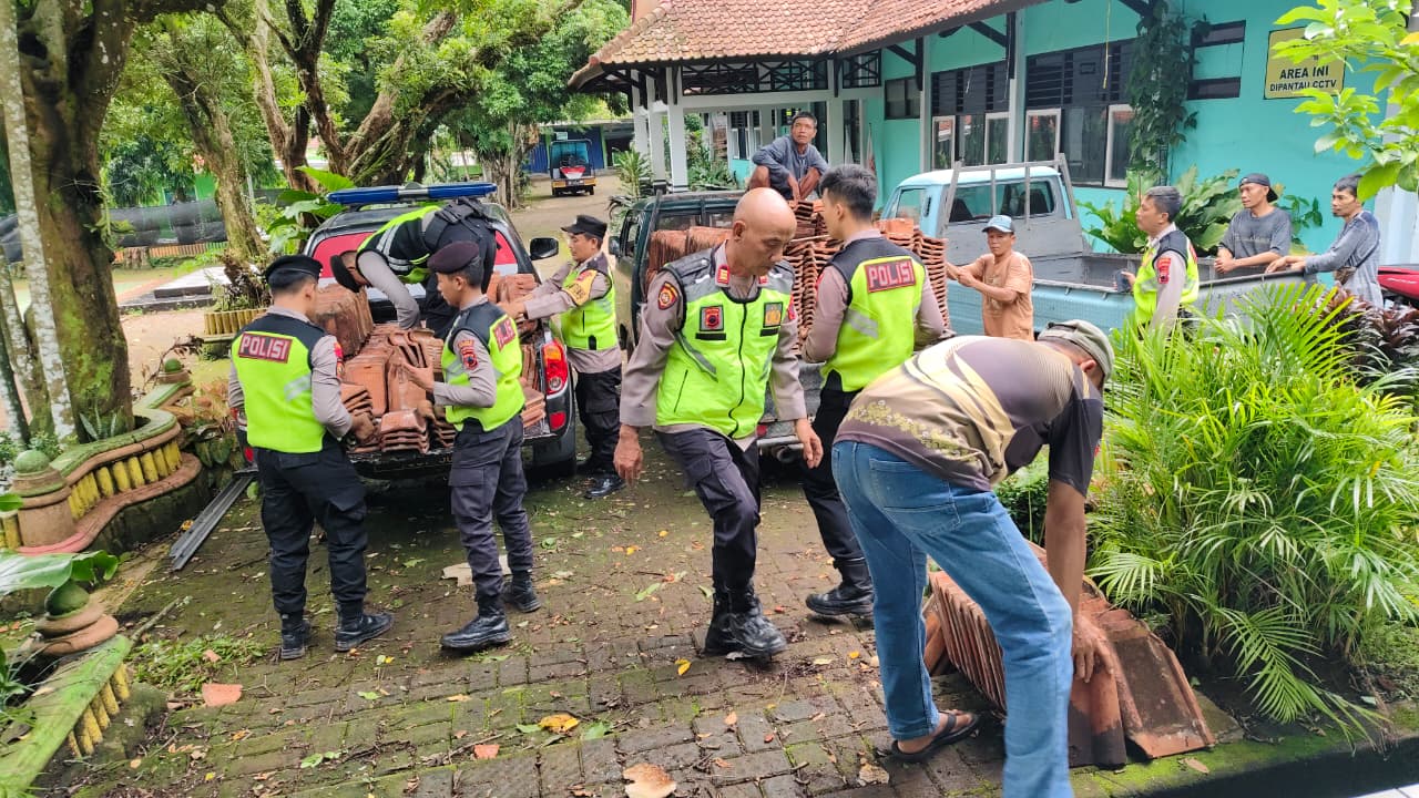PASCABENCANA: Personel kepolisian membantu warga membersihkan puing dan merapikan atap rumah di Desa Bukur, Kecamatan Bojong, Kabupaten Pekalongan, usai diterjang angin kencang.