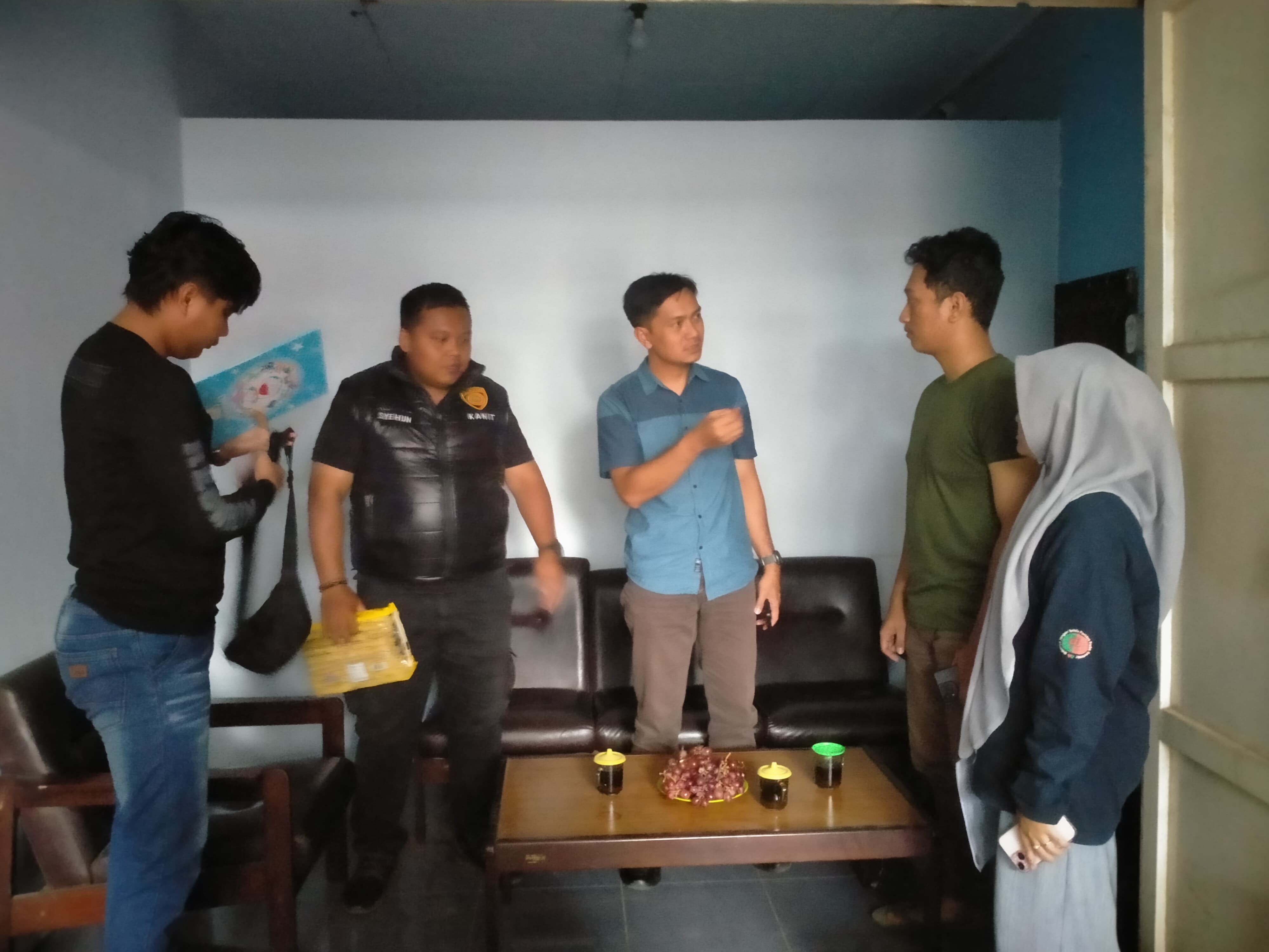 DUGAAN KERACUNAN: Anggota Polsek Kedungwuni saat memintai keterangan pihak SPPG Kedungwuni Timur atas kejadian siswa mual-muntah usai santap MBG, Selasa (13/1/2025).