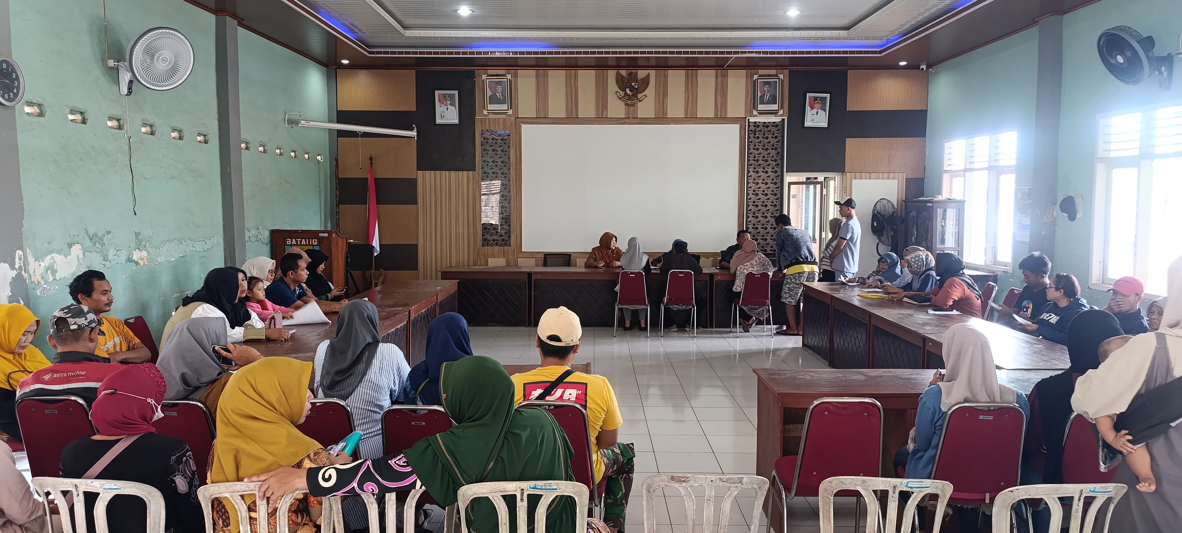 LAYANAN: Warga saat mengantre layanan BPJS Kesehatan keliling di kantor Kecamatan Gringsing.