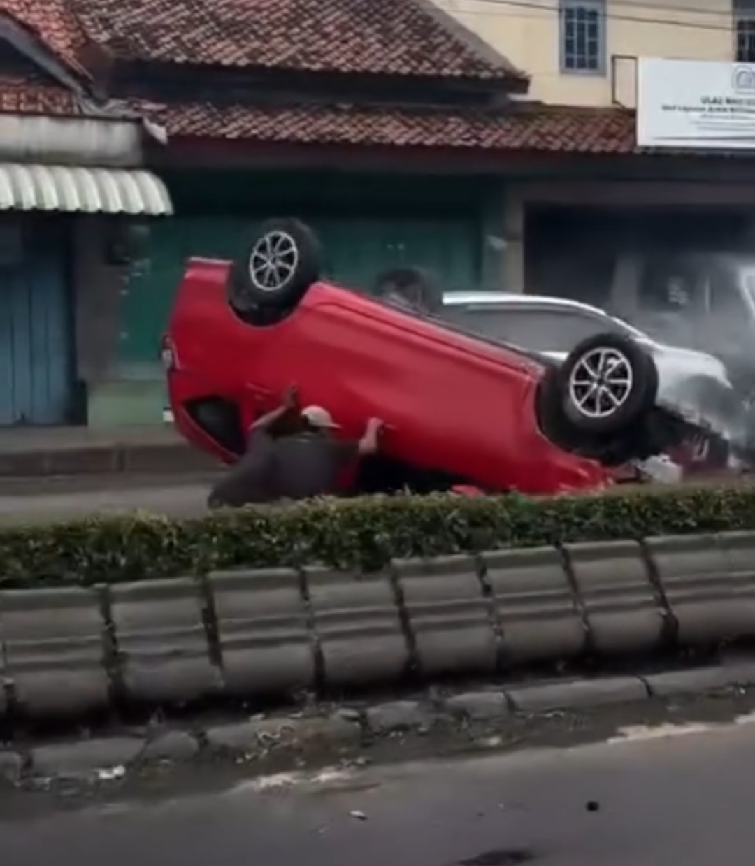KECELAKAAN: Mobil Daihatsu Sigra terbalik di jalur Pantura, Wiradesa, Kabupaten Pekalongan, usai menghantam median jalan, Selasa (13/1/2025).