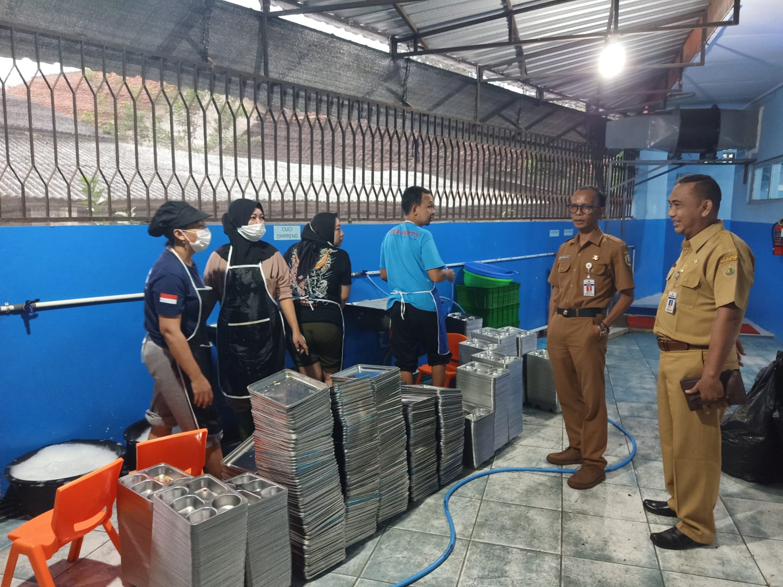 CEK LOKASI: Plt Kepala Dinkes Kabupaten Pekalongan mengecek kondisi SPPG Kedungwuni Timur usai kasus dugaan keracunan MBG, Selasa (13/1/2026).