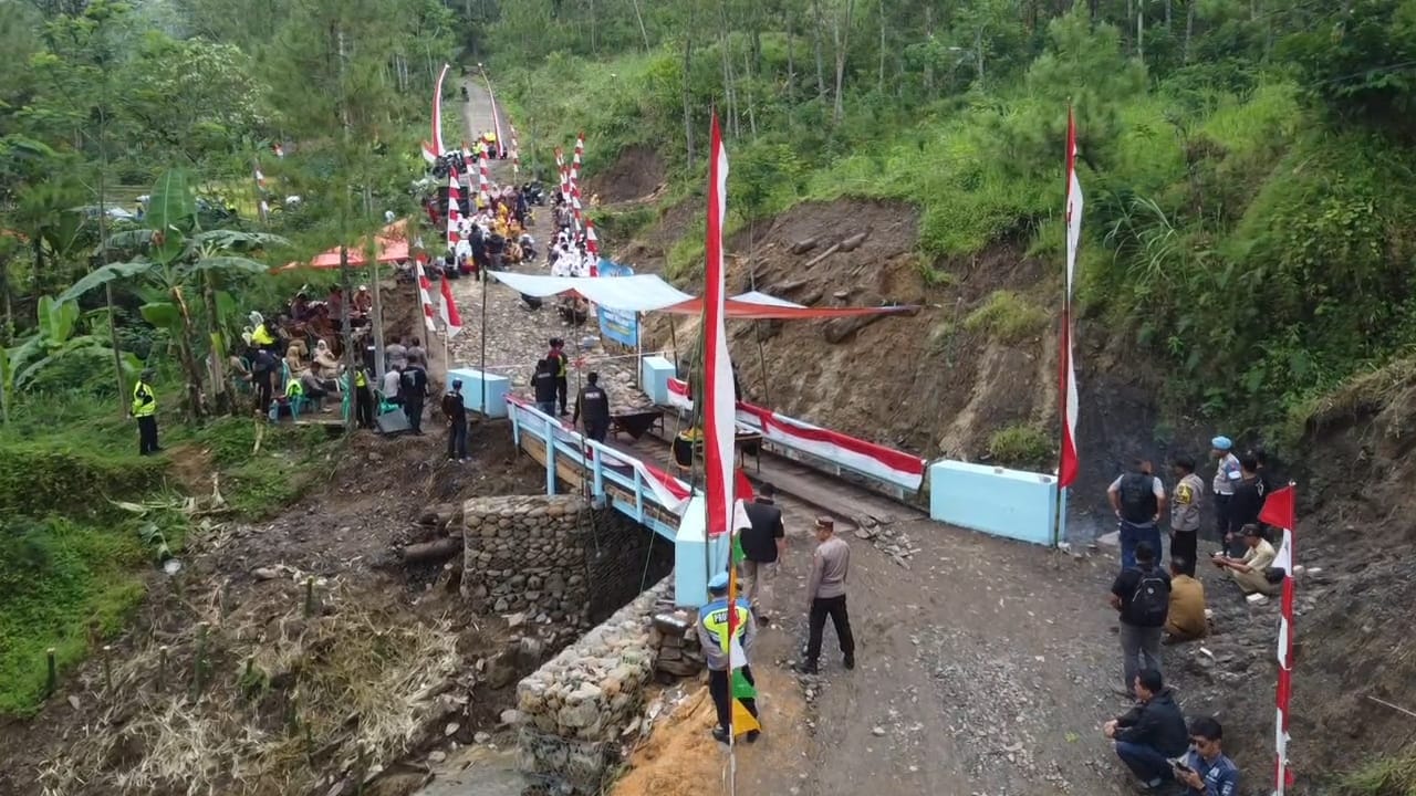 INFRASTRUKTUR: Polres Pekalongan meresmikan jembatan Trajumas-Bodas yang baru saja selesai diperbaiki.