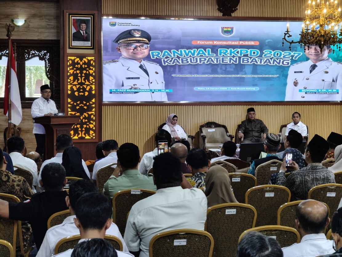 FORUM PUBLIK: Bupati Batang M Faiz Kurniawan saat memberikan sambutan Forum Konsultasi Publik Rancangan Awal Rencana Kerja Pemerintah Daerah (RKPD) 2027.