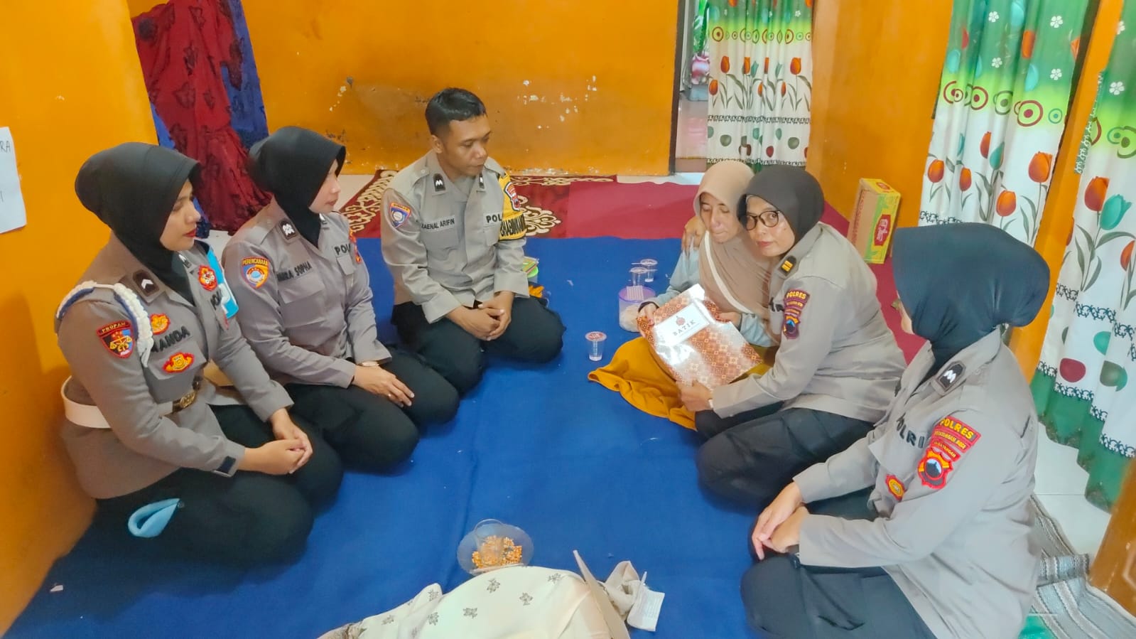 BERI SANTUNAN - Anggota Polres Pekalongan Kota saat datang langsung ke rumah&nbsp;duka anak tewas tenggelam, dan beri&nbsp;santunan, pada Senin (12/1/2026).