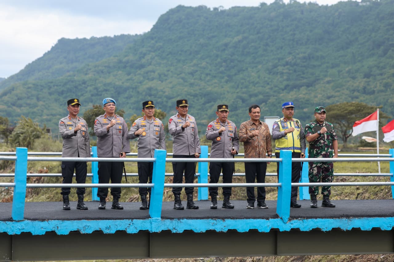 RESMIKAN JEMBATAN : Kapolri Jenderal Polisi Listyo Sigit Prabowo bersama Gubernur Jawa Tengah (Jateng) Ahmad Luthfi meresmikan Jembatan Merah Putih di Dukuh Matangan, Desa Cucukan, Prambanan, Klaten,