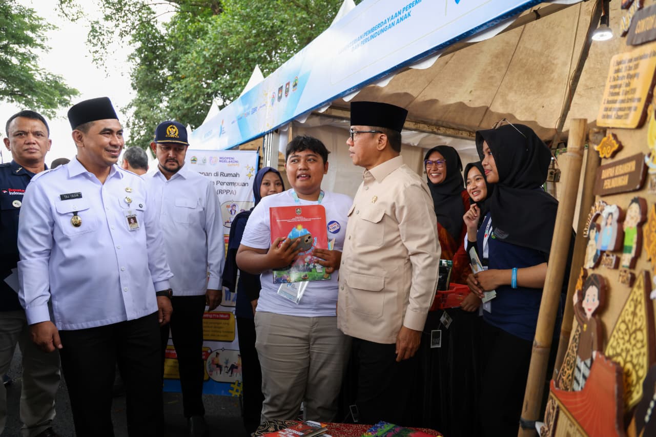 HARI DESA NASIONAL : Wagub Jateng Taj Yasin meninjau pameran produk unggulan desa dalam rangka Hari Desa Nasional 2026 di Boyolali.