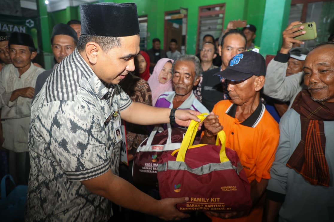 TINJAU KORBAN BANJIR : Wagub Jateng Taj Yasin Maimoen meninjau langsung warga terdampak banjir yang tinggal di pengungsian di Desa Temulus, Kecamatan Mejobo, Kabupaten Kudus, Selasa 13 Januari 2026.