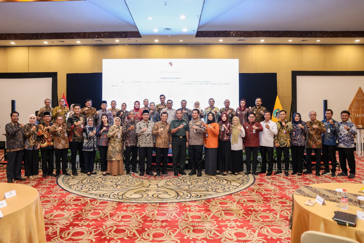 SWASEMBADA PANGAN : Gubernur Jateng Ahmad Luthfi dengan bupati/walikota se-Jateng lakukan penandatanganan komitmen bersama mengenai pencapaian target ketahanan pangan Provinsi Jateng tahun 2026.