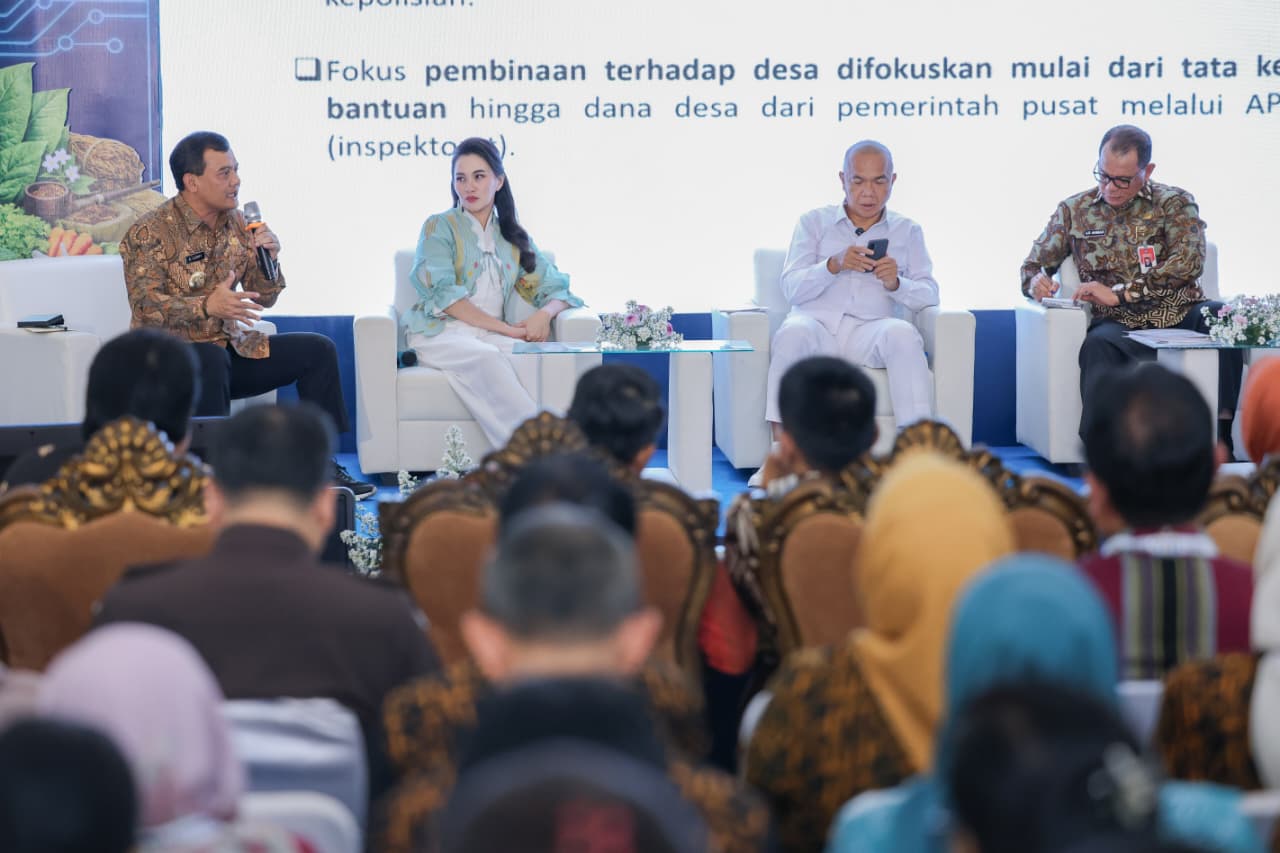 HARI DESA NASIONAL : Gubernur Jateng Ahmad Luthfi saat menjadi narasumber Lokakarya Desa/Kelurahan Berprestasi dalam rangkaian Hari Desa Nasional di Pendopo Gede, Boyolali, Rabu, 14 Januari 2026.