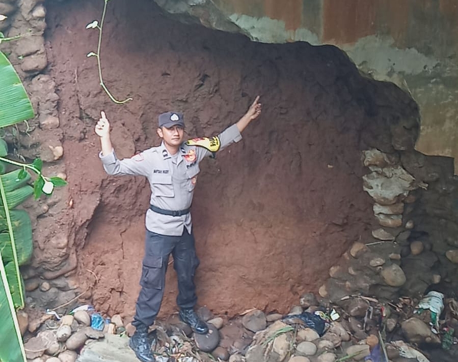 AMBROL: Kondisi pondasi jembatan Kedungkebo, Kecamatan Karangdadap, Kabupaten Pekalongan, ambrol disinyalir karena tergerus derasnya aliran sungai.
