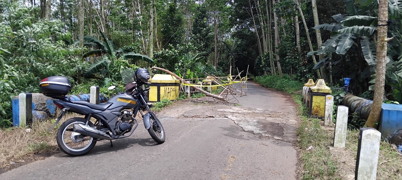 AMBROL: Kondisi pondasi jembatan Kedungkebo, Kecamatan Karangdadap, Kabupaten Pekalongan, ambrol disinyalir karena tergerus derasnya aliran sungai.