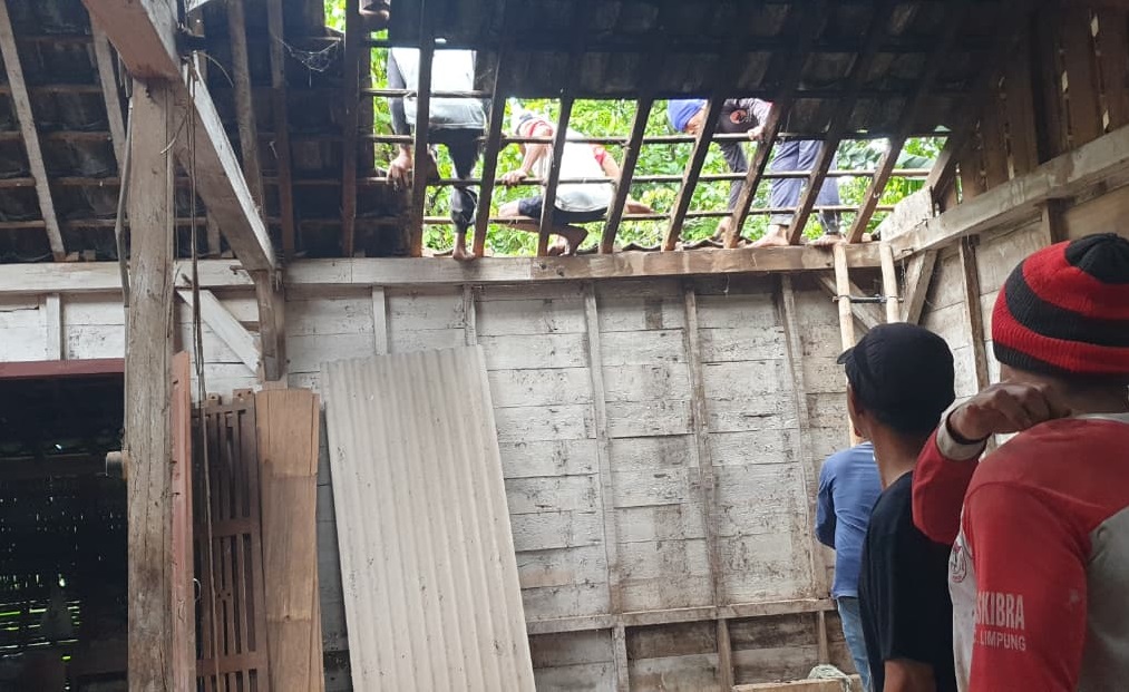 GOTONG ROYONG: Warga Desa Karangtengah, Kecamatan Subah, bersama petugas terkait melakukan kerja bakti membersihkan puing rumah Kasmin yang rusak akibat tersambar petir.