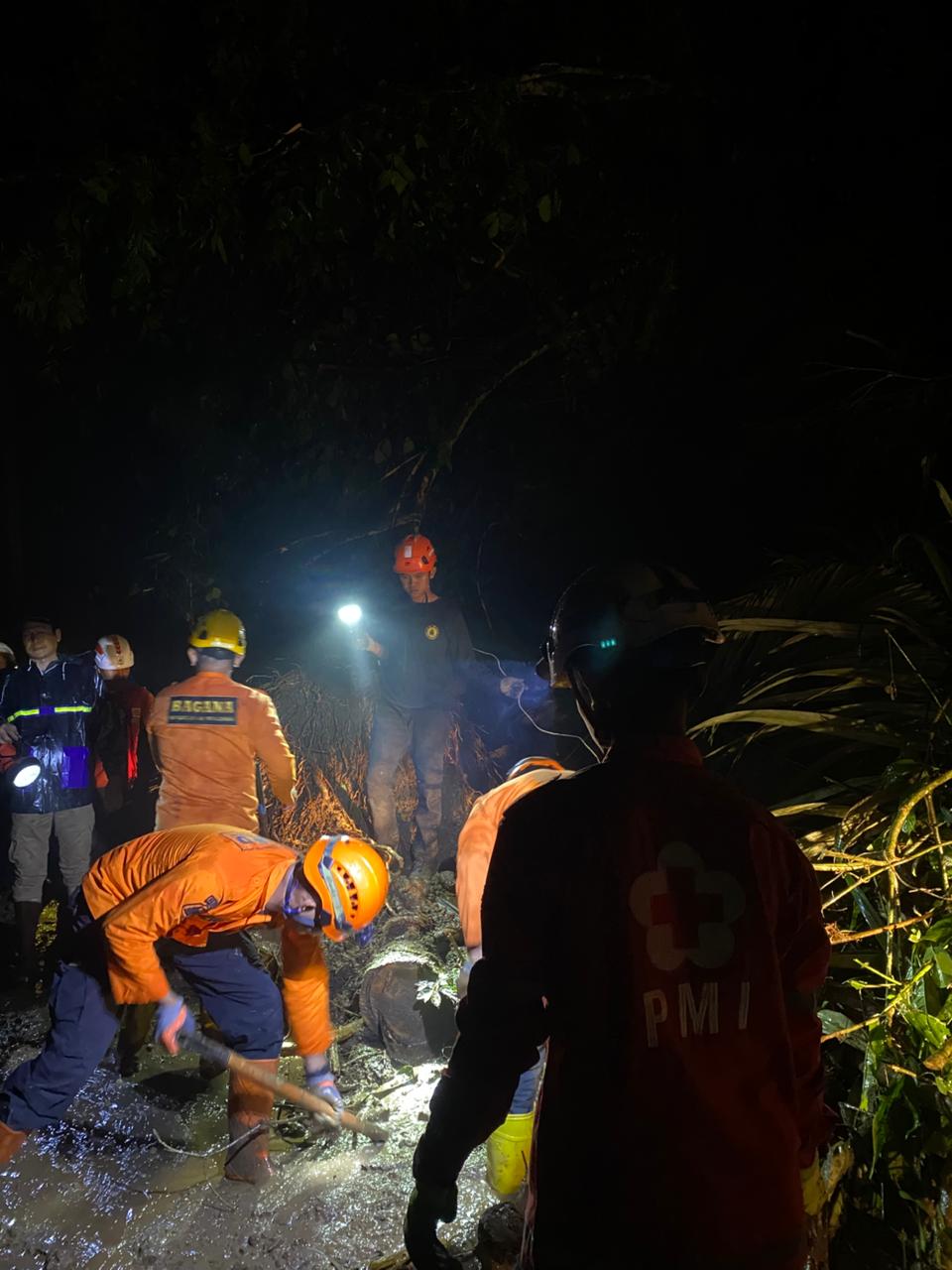 TUTUP AKSES: Petugas dan relawan SAR saat berjibaku membuka akses Karanganyar-Lebakbarang, Kabupaten Pekalongan, yang tertutup longsor, Rabu (14/1/2026) malam.