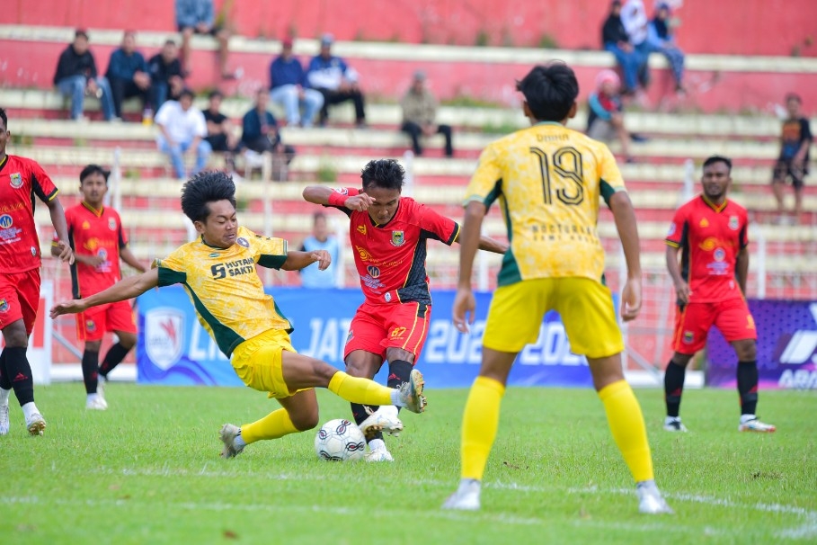 Perebutan bola dalam laga Persibat lawan ISP Purworejo di stadion Moh Sarengat.